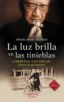 LUZ BRILLA EN LAS TINIEBLAS, LA Cardenal Van Thuan: Historia de una esperanza