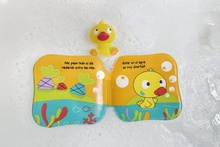 ¡Al agua! El patito Un libro de baño para bebés de 0 a 3 años. Incluye un cuento y un muñequito espe